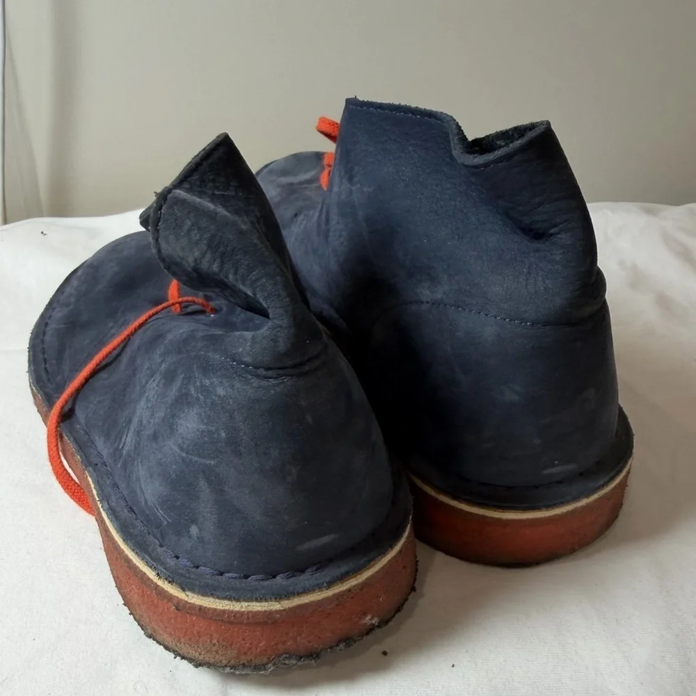 Clarks Size 10.5 Dark Blue Suede Chukka Boots with Bright Orange Laces